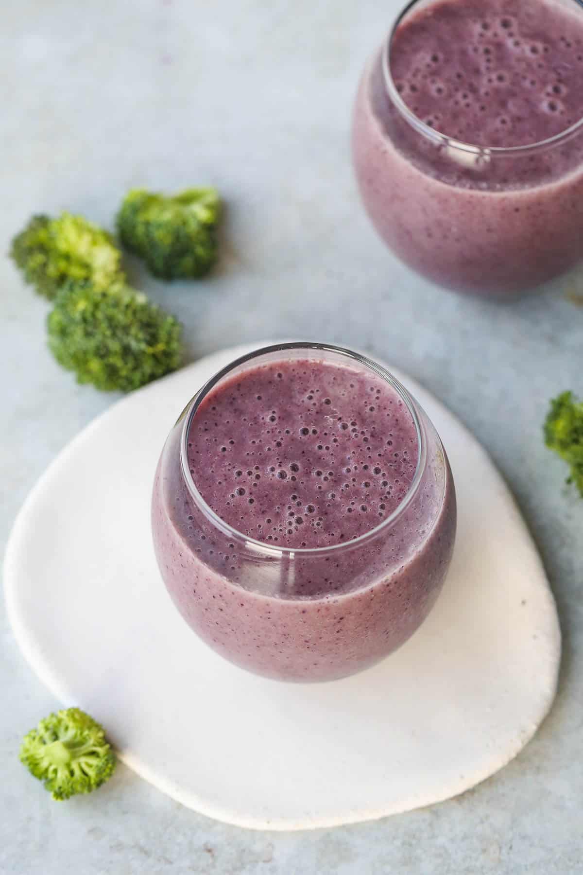 Easy smoothie made with broccoli, blueberries, an apple and bananas. 