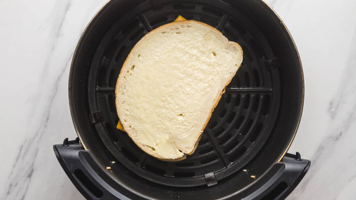 The sandwich in the Air fryer Basket