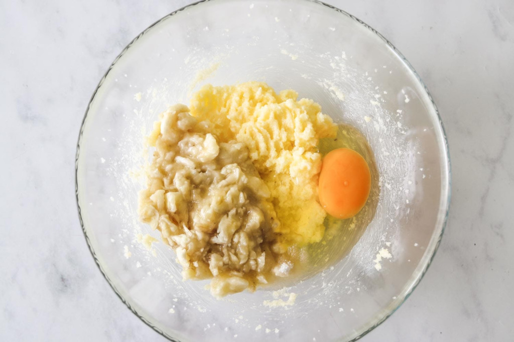 In a bowl: mashed banana, and egg to make the batter