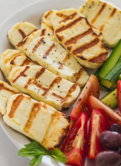 An angle shot of the halloumi platter with grilled halloumi and fresh cut vegetables
