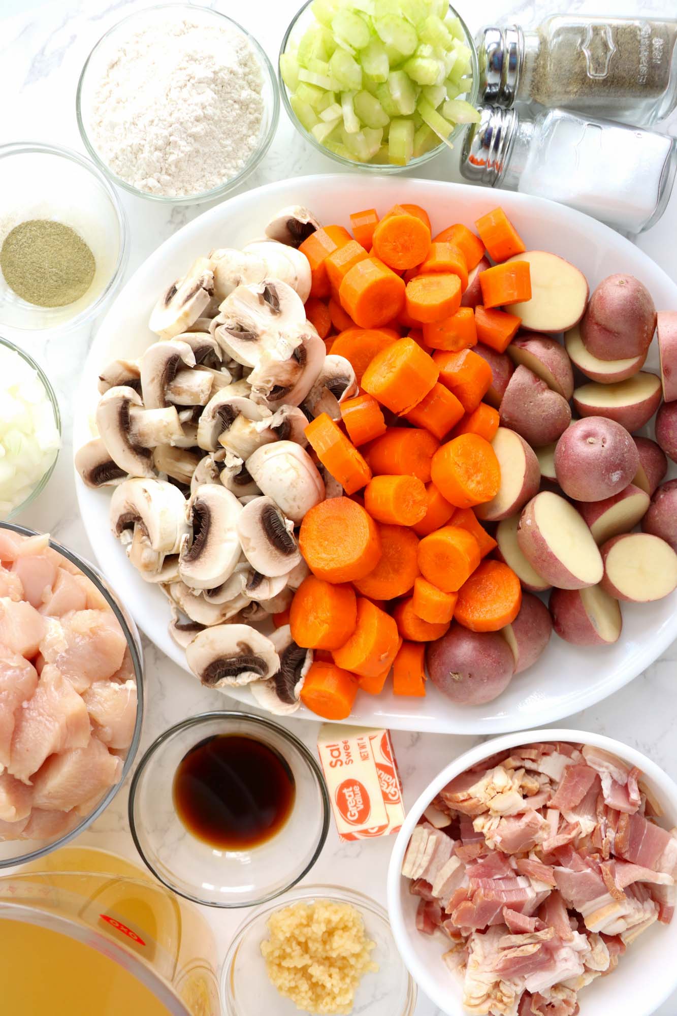 Ingredients needed to make chicken stew with bacon.